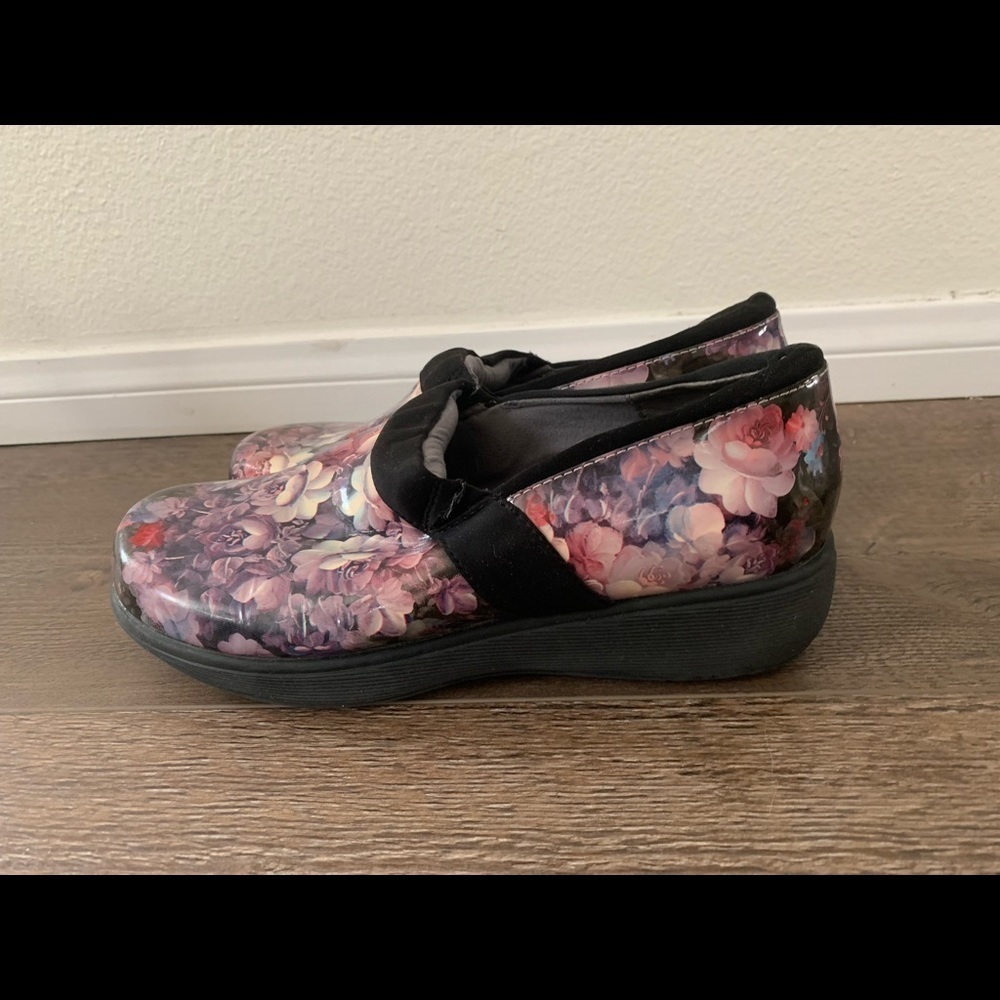 Shoes - Picture 2 of 8